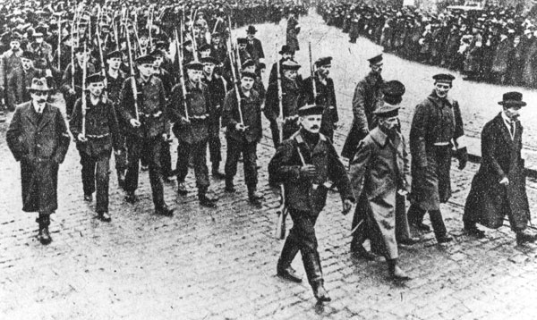 Umzug von Matrosen durch Kiel 1918
